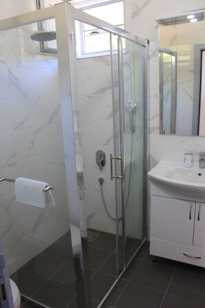 Badewanne, Haartrockner, Handtücher, Seife