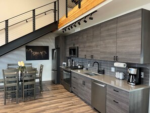 Fridge, microwave, oven, stovetop - MT Luxury! (Bozeman)