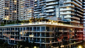 Ein hoch aufragendes Wohngebäude mit zahlreichen Balkonen und einem modernen architektonischen Design.