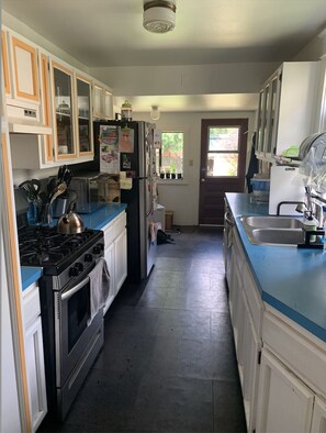 Fridge, microwave, oven, stovetop - Hawthorne Bungalow in the Heart of Inner SE Portland (Portland)