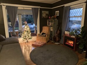 Living area - Hawthorne Bungalow in the Heart of Inner SE Portland (Portland)