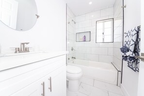 Ensemble douche/baignoire, sĂšche-cheveux, serviettes fournies, savon