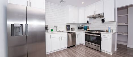 Geladeira, micro-ondas, fogão, cooktop