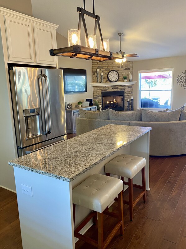 Refrigerador, microondas, horno y parrilla de estufa 