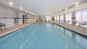 Een binnenzwembad en een buitenzwembad