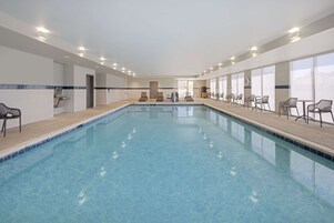 Una piscina techada, una piscina al aire libre