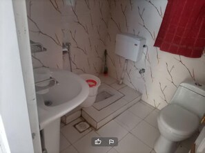 Chuveiro, produtos de toalete grátis, chinelos, toalhas de banho