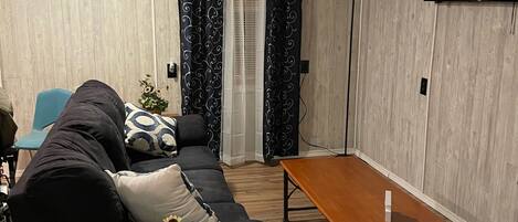 TV connectée, jeux vidéo, table de tennis de table, livres