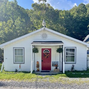 Exterior - Hatfield McCoy Trails! Newly renovated 3 bedroom house with ATV trail access. (Varney)