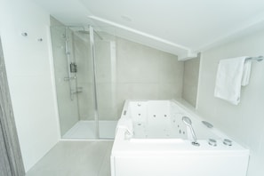 Deluxe Room | Bathroom | Free toiletries, hair dryer, towels, soap - Hotel Lux Melide (Melide)
