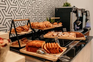 Café da manhã com buffet todos os dias mediante uma taxa