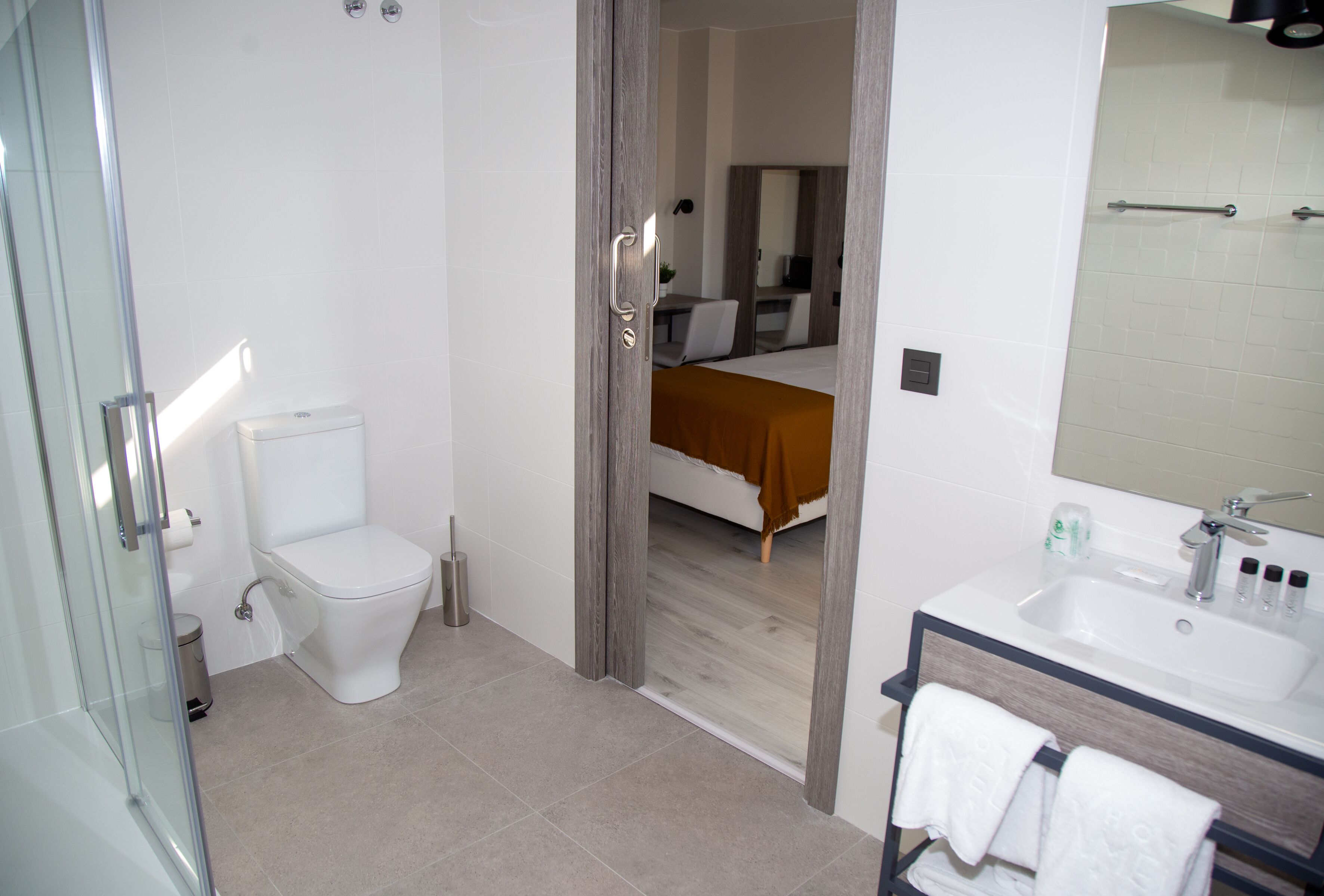 Un baño con inodoro, bidé y lavamanos.