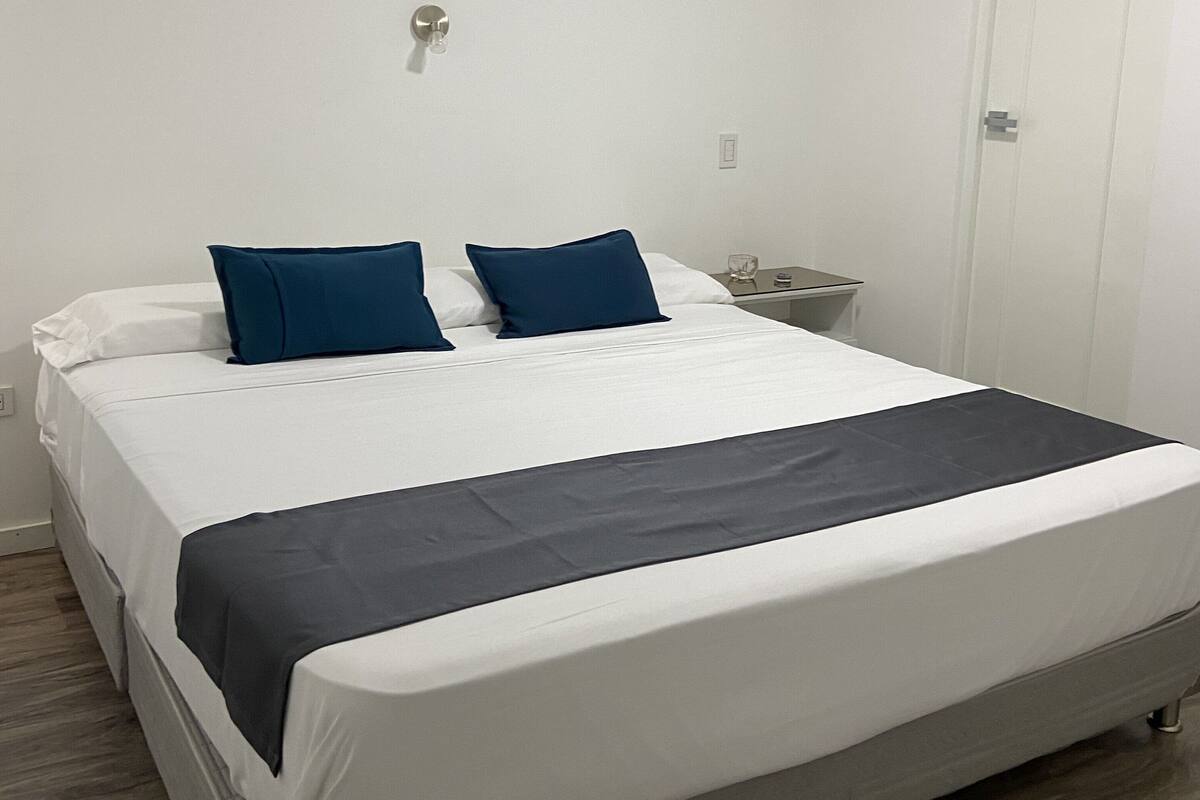 Hypo-allergenic bedding, free WiFi, bed sheets