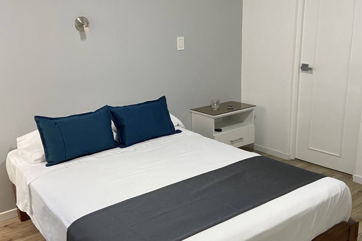Hypo-allergenic bedding, free WiFi, bed sheets