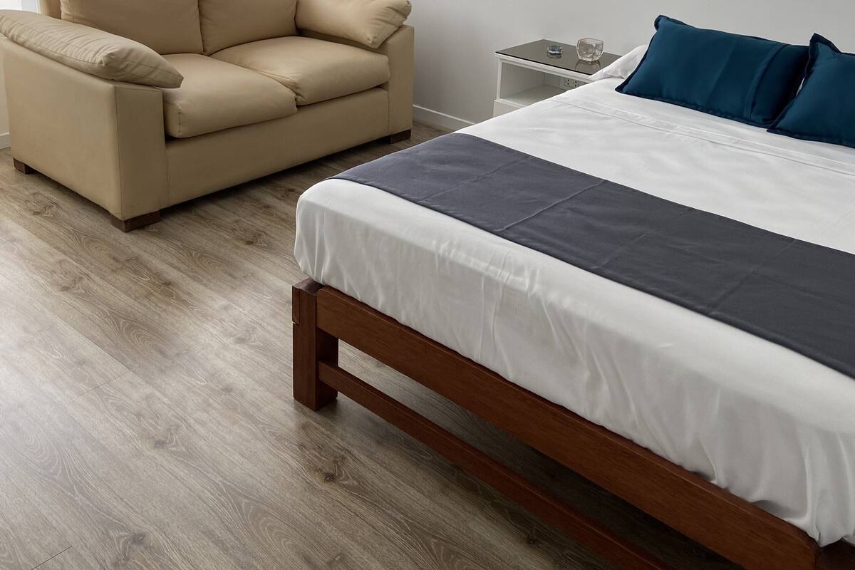 Hypo-allergenic bedding, free WiFi, bed sheets
