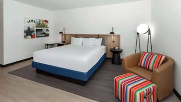 Skrivbord, arbetsyta för laptop och sängkläder