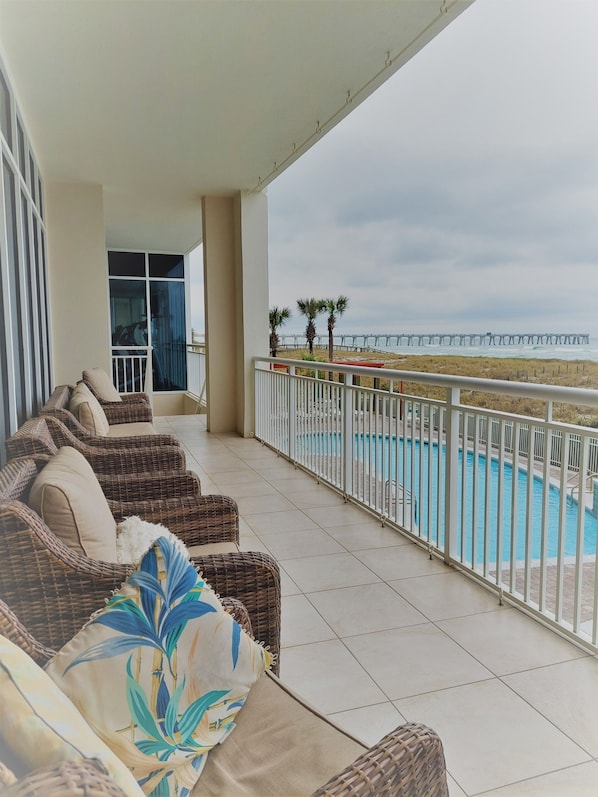Terrace/patio - Stunning Beach Views of Gulf-14th Floor-Dog friendly-See the longest pier in FL! (Navarre)