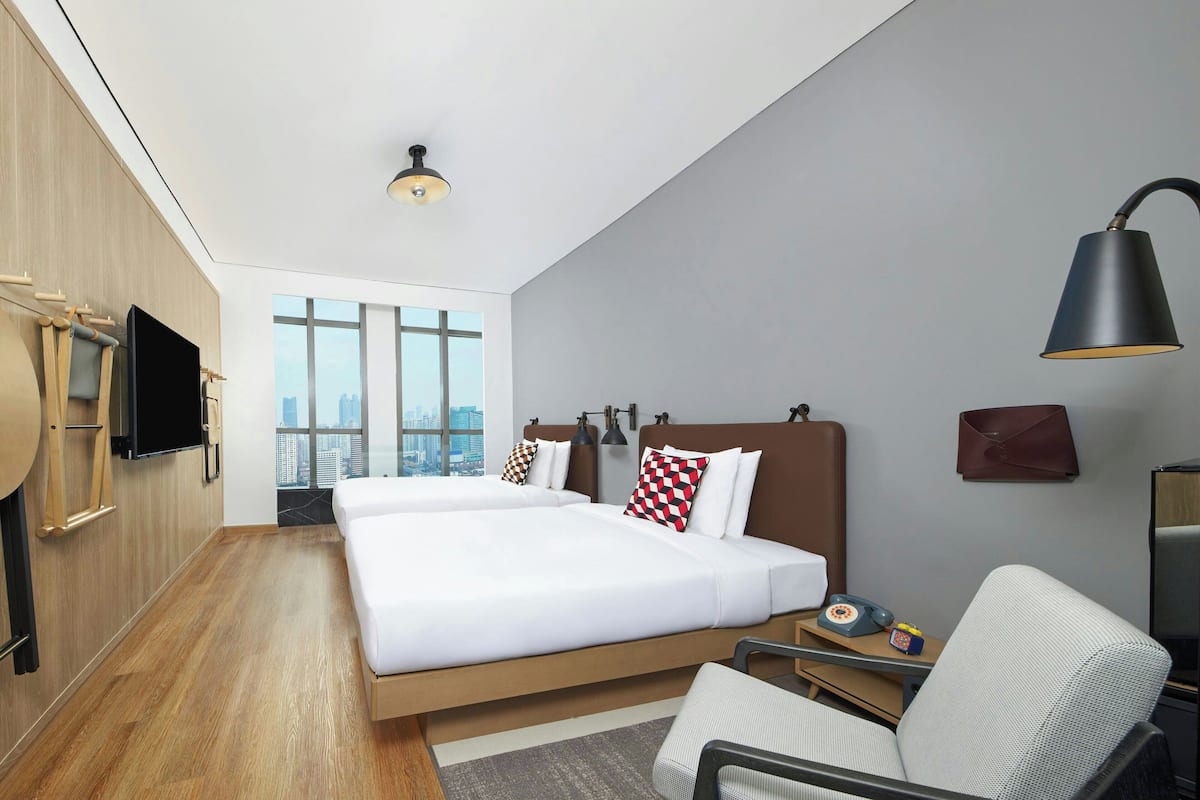 Standardzimmer, 2 Doppelbetten, Stadtblick | Daunenbettdecken, Zimmersafe, Schreibtisch, Verdunkelungsvorhänge