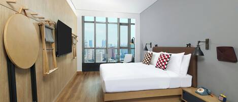 Une chambre d’hôtel moderne dotée d’un grand lit, d’un téléviseur à écran plat, de décorations murales en bois, d’une vue sur la ville et d’un design minimaliste.