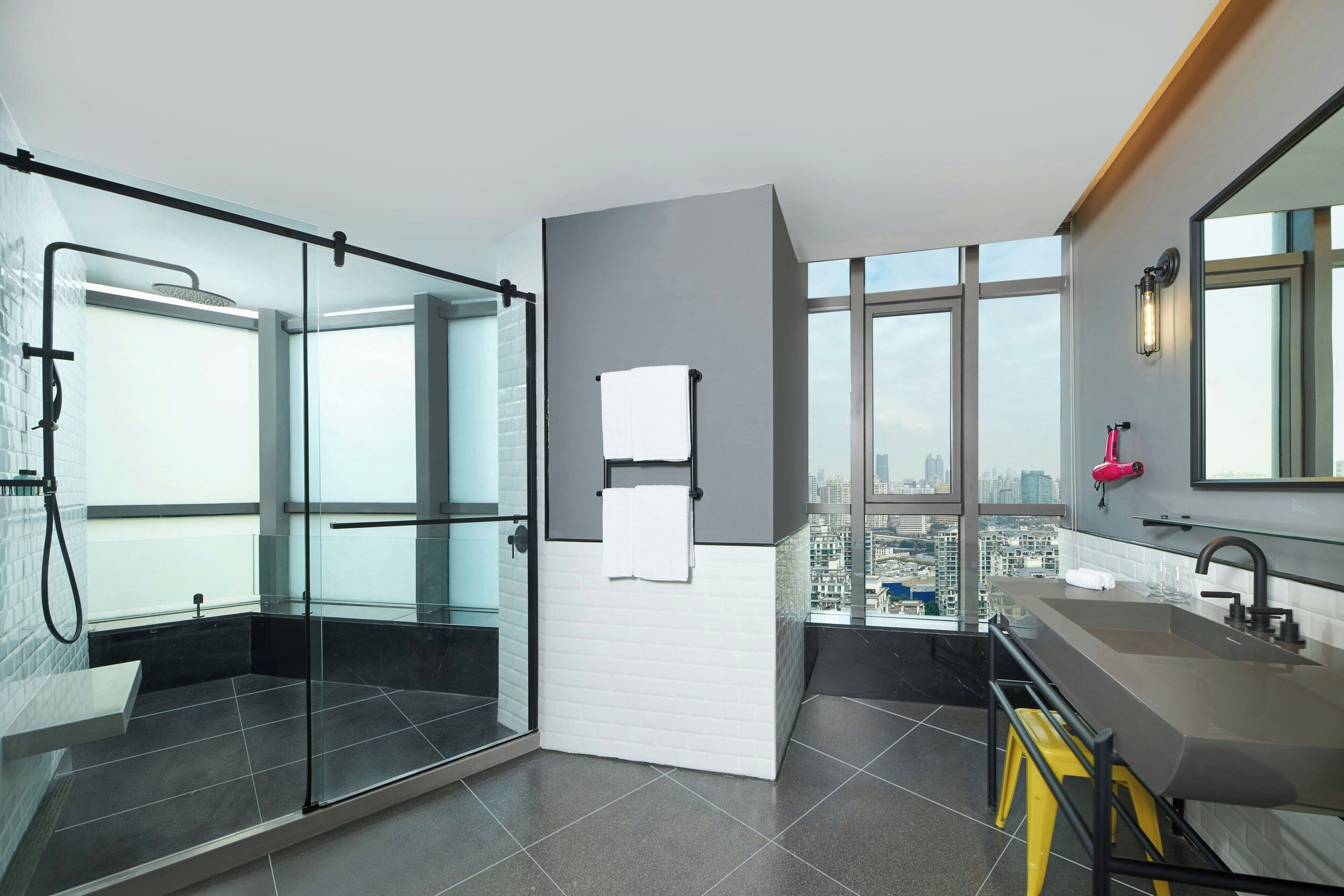 Een douche, gratis toiletartikelen, een haardroger, pantoffels