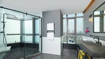 Een douche, gratis toiletartikelen, een haardroger, pantoffels