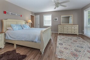 5 chambres, bureau, fer et planche à repasser, lit parapluie