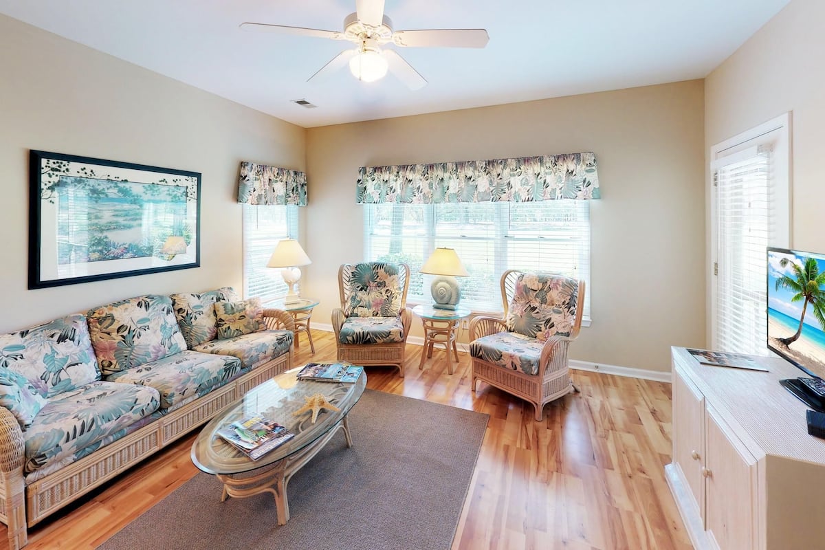 Condo, 2 Bedrooms | Living room