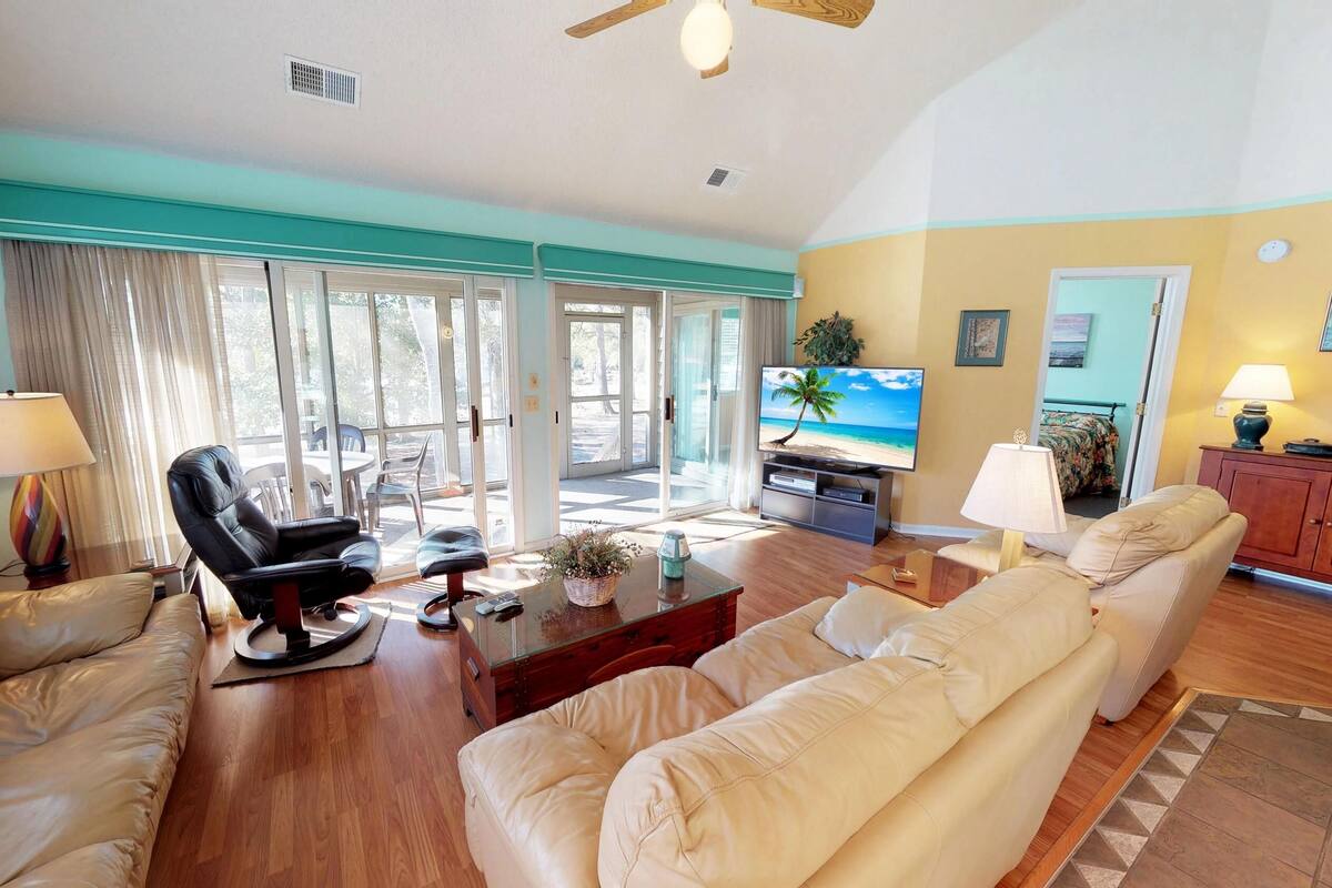 Condo, 3 Bedrooms | Living room