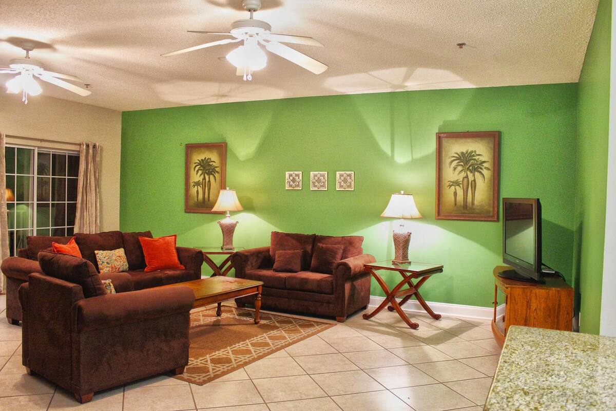 Condo, 6 Bedrooms | Living room