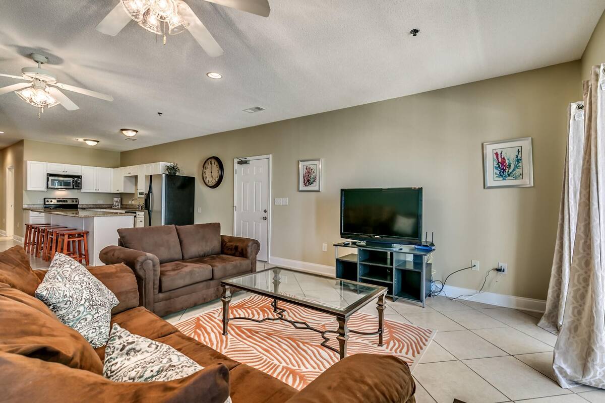 Condo, 6 Bedrooms | Living room