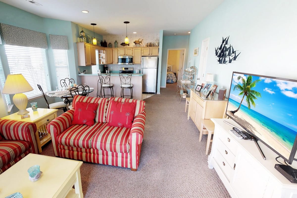 Condo, 2 Bedrooms | Living room | TV