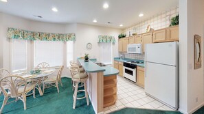 Condo, 2 quartos | Cozinha privada | Fogão, talheres/pratos/utensílios de cozinha