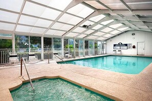 Una piscina techada, una piscina al aire libre