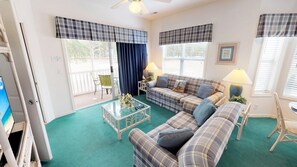 Condo, 2 habitaciones | Sala de estar | Televisión 