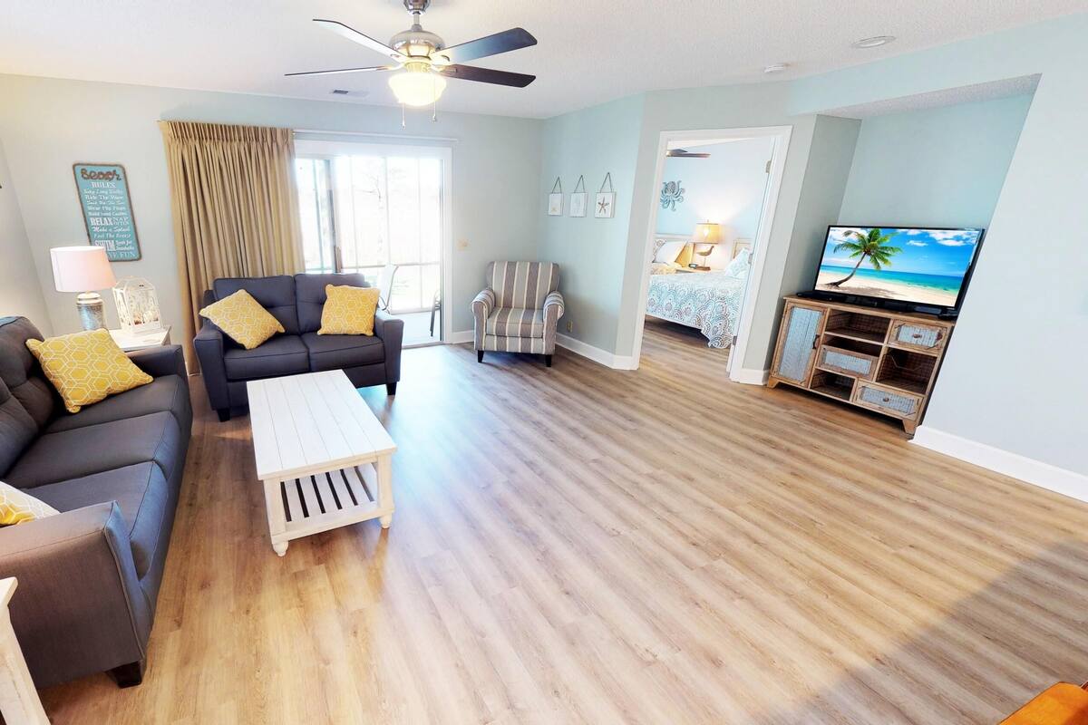 Condo, 2 chambres | Salle de séjour | Téléviseur