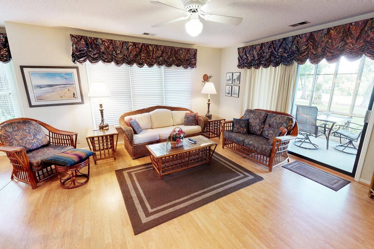 Condo, 2 chambres | Salle de séjour | Téléviseur