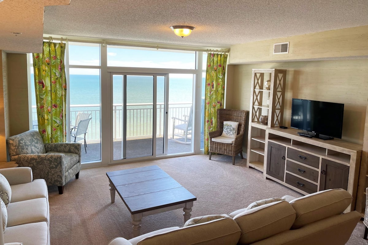 Condo, 4 Bedrooms | Living room | TV