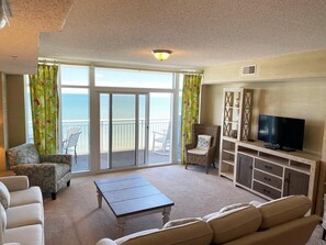 Condo, 4 habitaciones | Sala de estar | Televisión 