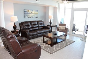 Condo, 4 chambres | Salle de séjour | Téléviseur
