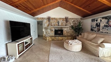 Smart-TV, Kamin, Stereoanlage