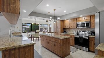 Een koelkast, een magnetron, een oven, een kookplaat