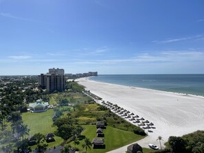 Une station balnéaire dotée d’une longue plage, d’un grand hôtel et d’une végétation luxuriante.