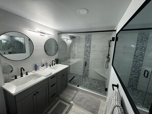 Bathtub, towels, toilet paper - Direct Beachfront 2BR Condo. Water and beach view. Newly Renovated. Paradise ! (Marco Island)