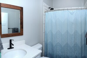 Duschwanne, Haartrockner, Handtücher, Seife