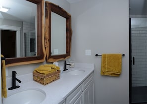 Combined shower/tub, hair dryer, towels, soap - Gorgeous Large Remodel ! Perfect for your Group! (Indianapolis)