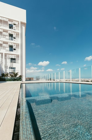 Outdoor pool, pool loungers - Hilton Garden Inn Casablanca Sud (Casablanca)