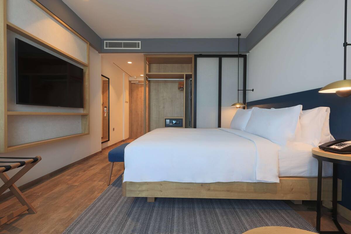 Premium bedding, in-room safe, desk, laptop workspace