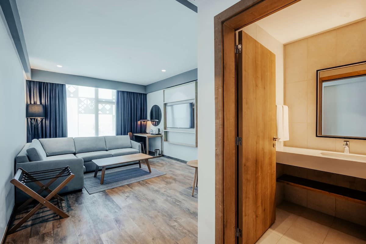 Suite, 1 camera da letto | Area soggiorno | TV al plasma 55 pollici con canali satellitari, TV