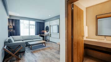 Un salon moderne avec un canapé, une table basse et un téléviseur.