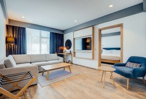 Suite - 1 soveværelse | Opholdsområde | 55-tommers plasma-tv med satellitkanaler, tv